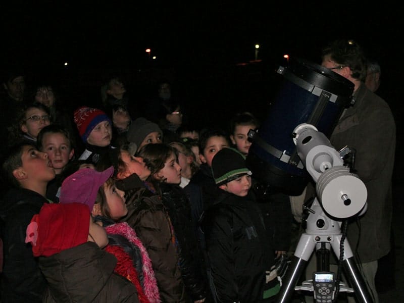soirée pour enfants animée avec des telescopes