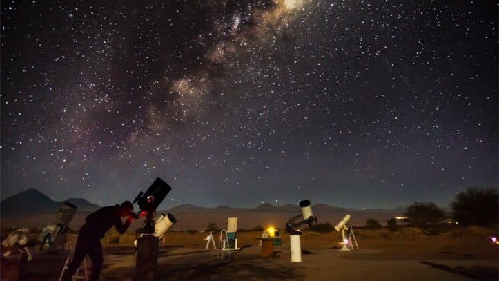 observation des étoiles à travers des télescopes