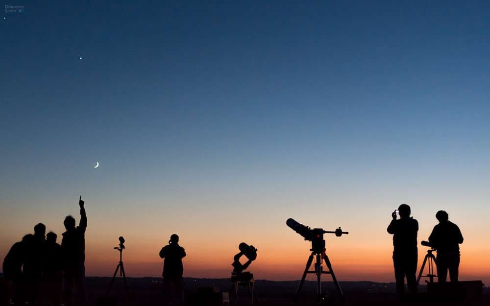 animation au coucher de soleil avec des télescopes