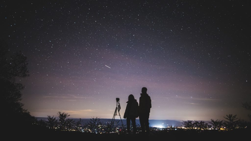 un couple observant les étoiles